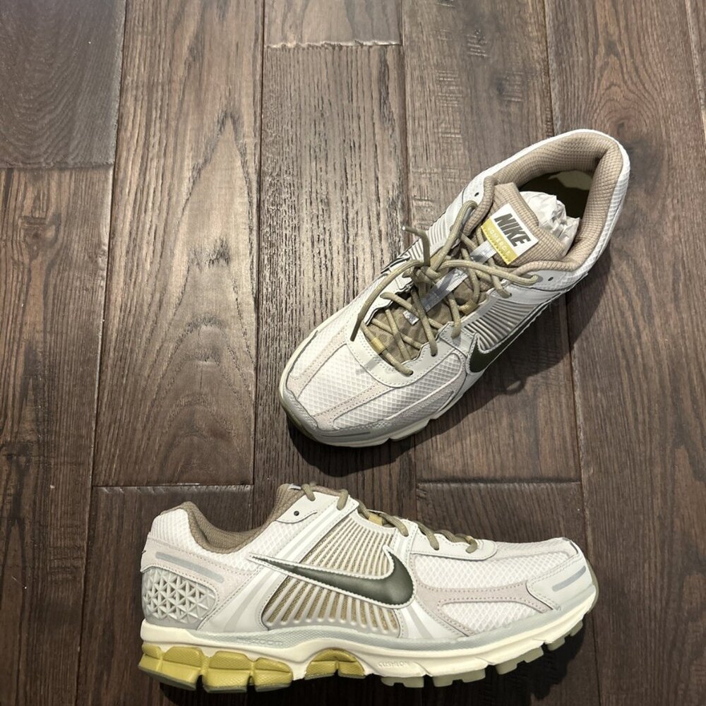 Nike Zoom Vomero 5 Sneakers Men's Size 11 Light Bone/ Medium Olive FV0397-001